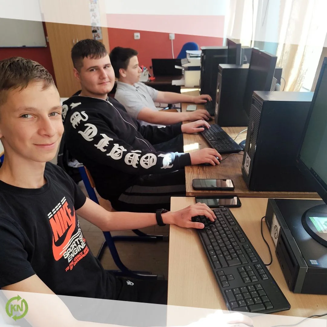 Pupils using computers in a classroom in Živinice.
