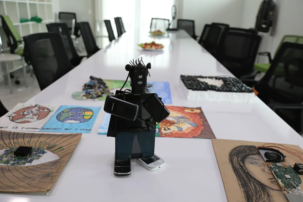 Umjetnički radovi i skulpture od ponovo upotrijebljenih elektronskih dijelova
