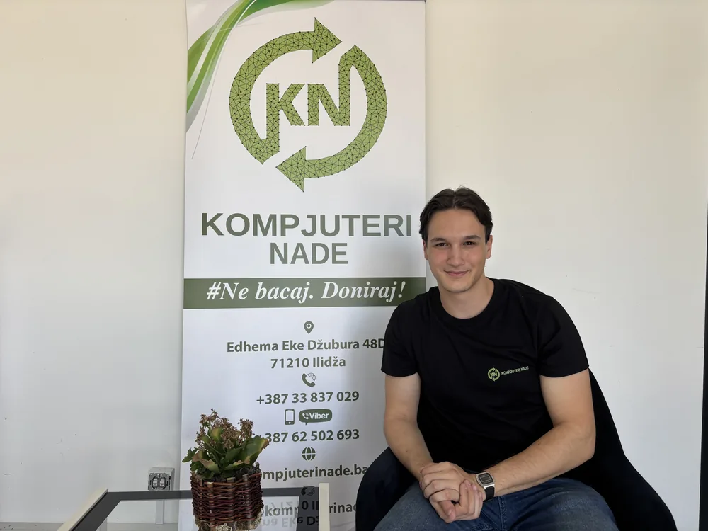 A participant in the Burch collaboration wearing a black Kompjuteri nade shirt