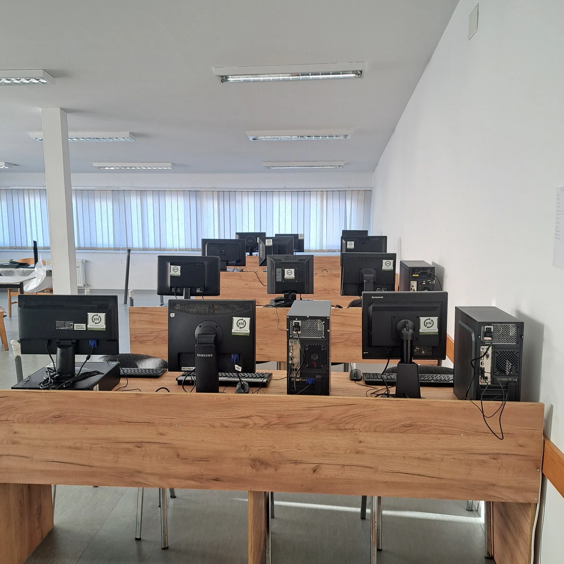 Računari i monitori u radnom prostoru Kompjutera nade.